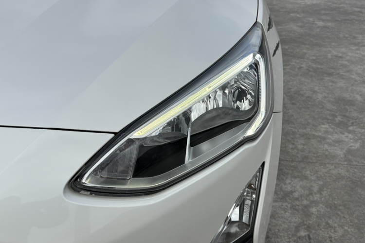 福特 福克斯 2019款 三厢 EcoBoost 180 自动锋潮型车身外观6008