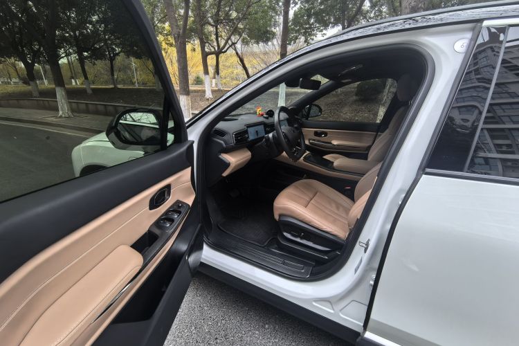 蔚来ES8 2022款 100kWh 签名版 七座中控内饰7001