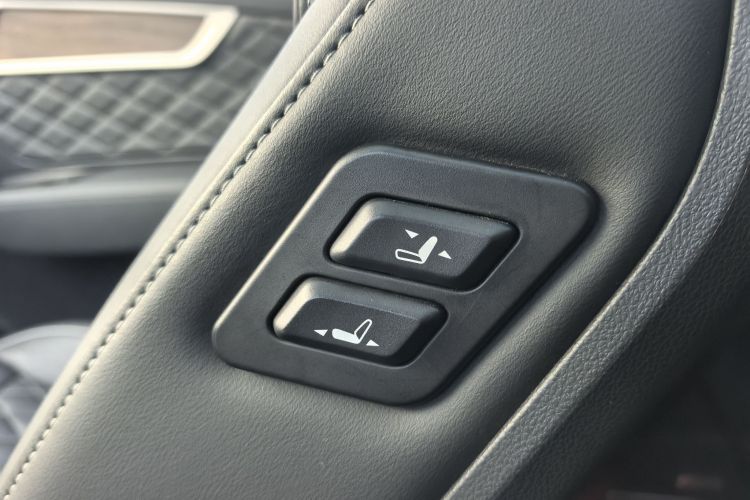 红旗HS7 2019款 3.0T 自动四驱智联旗畅版中控内饰7011