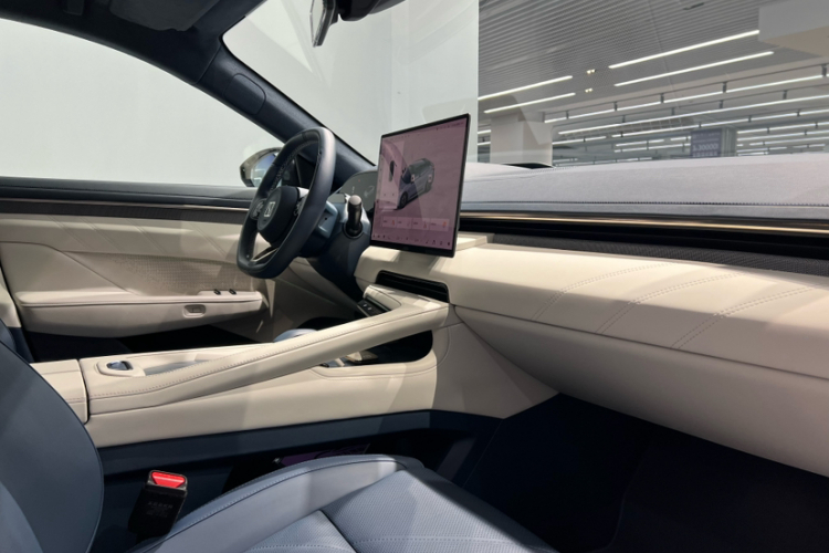 极氪001 2025款 WE版 100kWh 后驱中控内饰7001