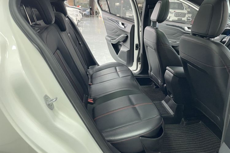 福特 福克斯 2022款 三厢 EcoBoost 180 自动ST Line中控内饰7006