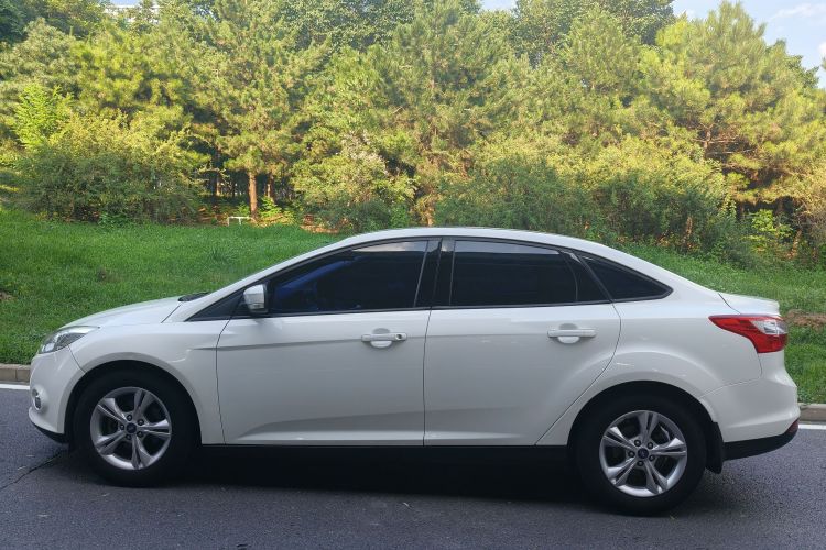 福特 福克斯 2012款 三厢 1.6L 自动风尚型车身外观6006