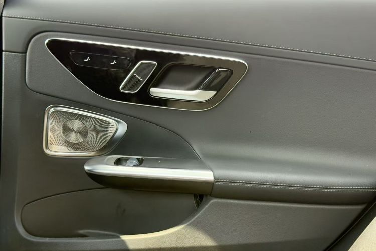 奔驰C级 2024款 C 260 L 皓夜运动版中控内饰7003