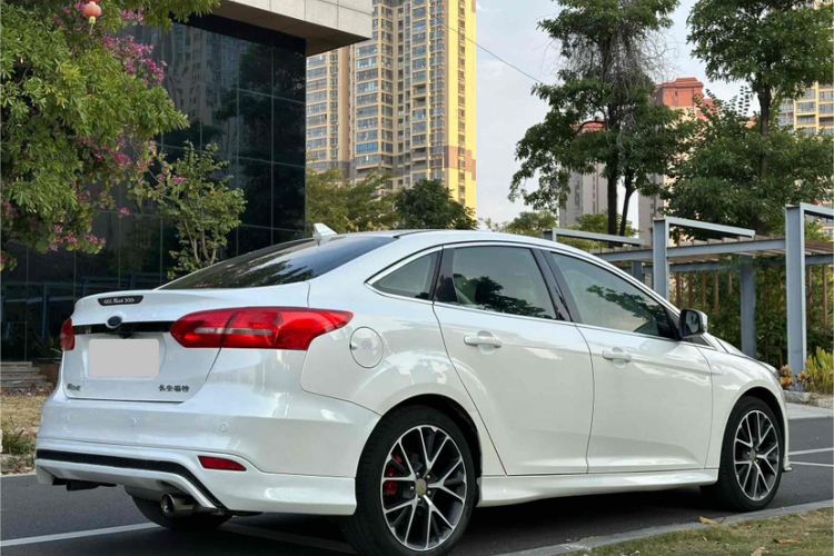 福特 福克斯 2018款 三厢经典 EcoBoost 180 自动精英型车身外观6004