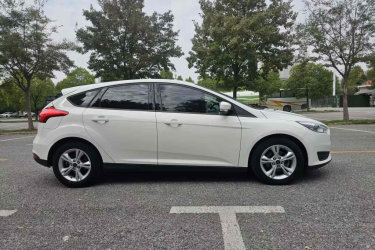 福特 福克斯 2018款 两厢经典 1.6L 自动舒适型智行版车身外观6006