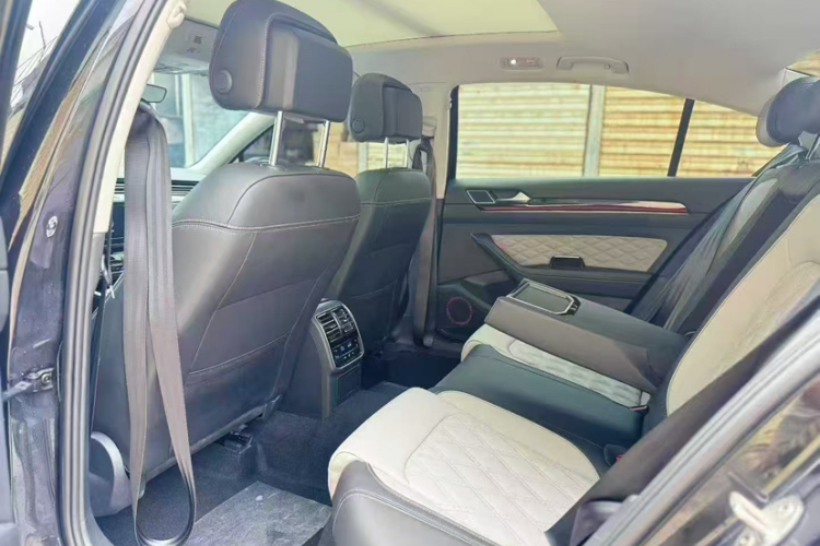 大众 迈腾 2023款 200万辆纪念版 330TSI DSG领先型中控内饰7003