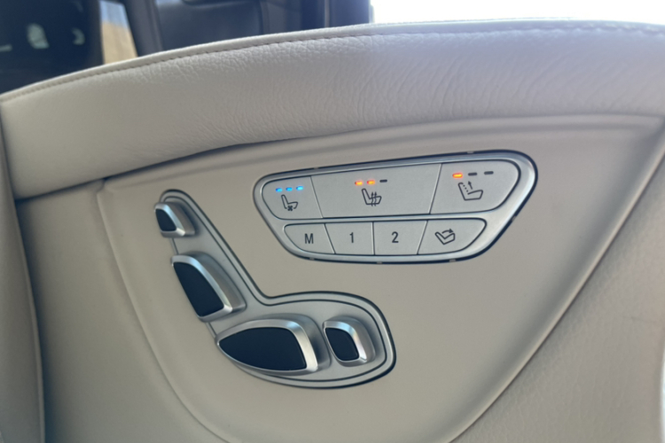 奔驰V级 2018款 V 260 L 尊贵加长版 国VI中控内饰7004