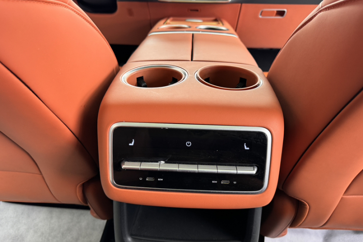 理想汽车 理想L8 2023款 Pro中控内饰7013