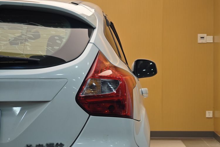 福特 福克斯 2015款 两厢 1.6L 自动风尚型车身外观6014