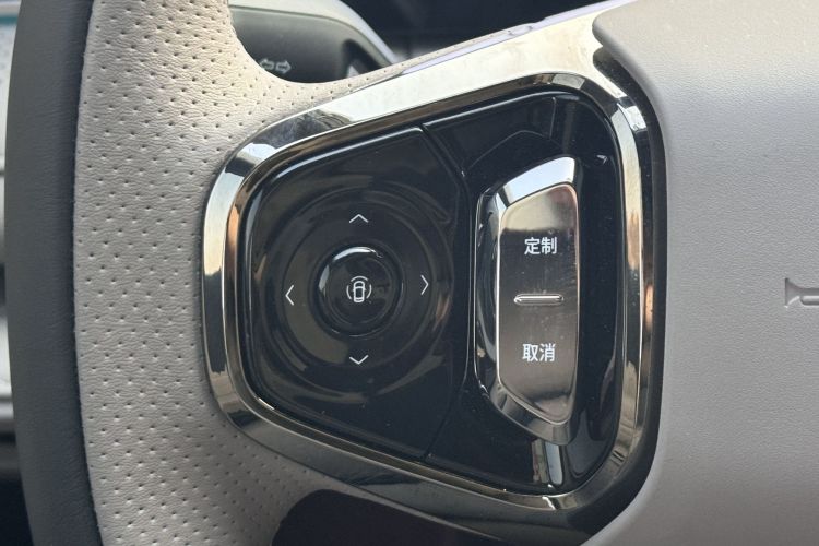 吉利银河 银河星耀8 2025款 130km EM-i 尊贵版中控内饰7004