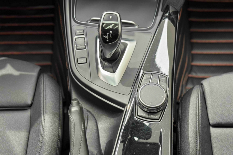 宝马3系 2018款 320Li 领先型M运动套装局部细节9004