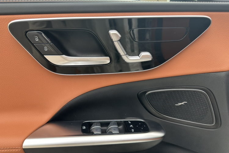 奔驰C级 2022款 改款 C 200 L 运动版中控内饰7009