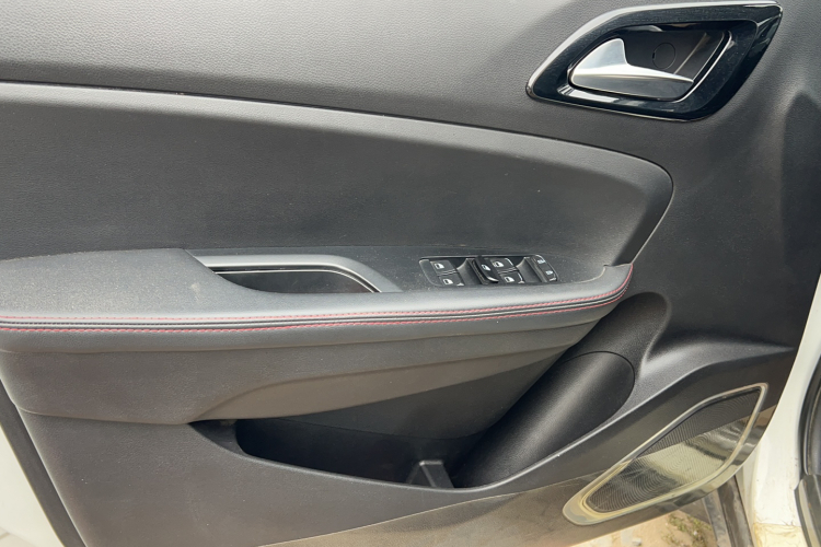 中华V3 2016款 1.5L 手动智能型车身外观6005