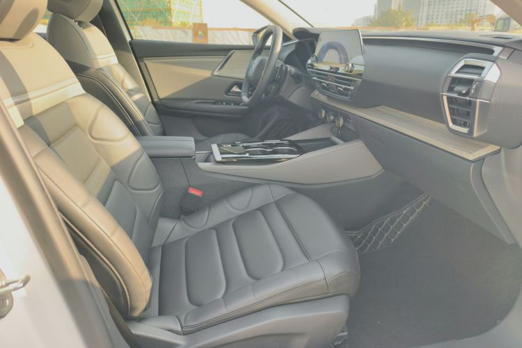 雪铁龙 凡尔赛C5 X 2023款 1.6T 享不凡中控内饰7011