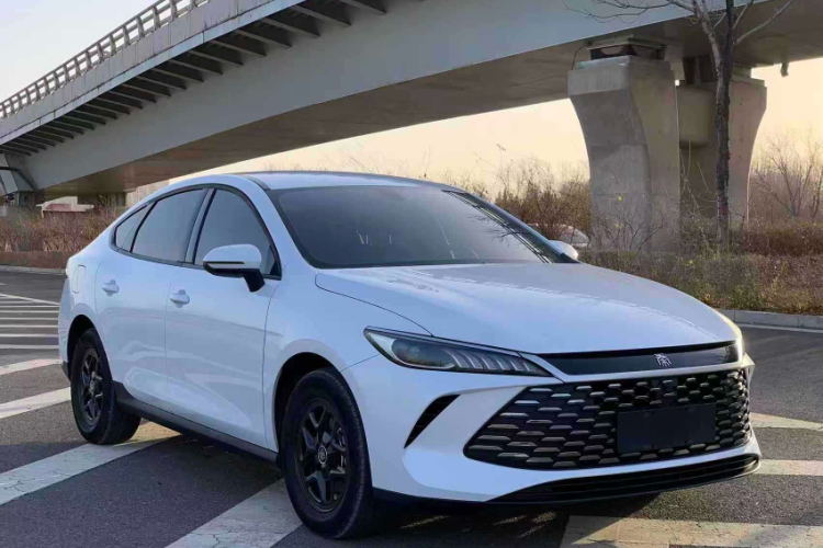 比亚迪 秦PLUS 2025款 DM-i 智驾版 55KM领先型车身外观6004