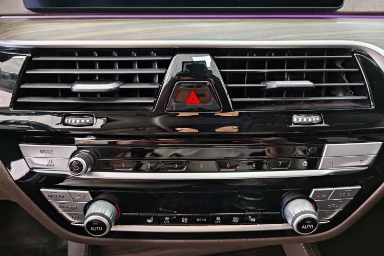 宝马5系 2020款 530Li 领先型 豪华套装中控内饰7004