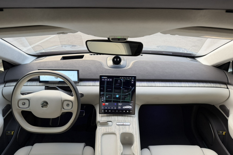 蔚来ET7 2022款 75kWh中控内饰7012