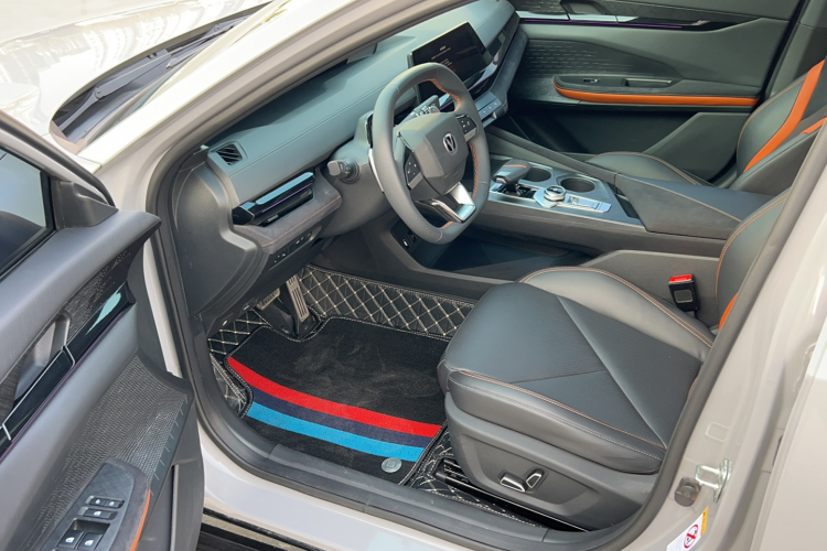 长安UNI-V 2022款 1.5T 运动版局部细节19