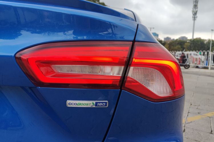 福特 福克斯 2021款 三厢 EcoBoost 180 自动ST Line车身外观6006