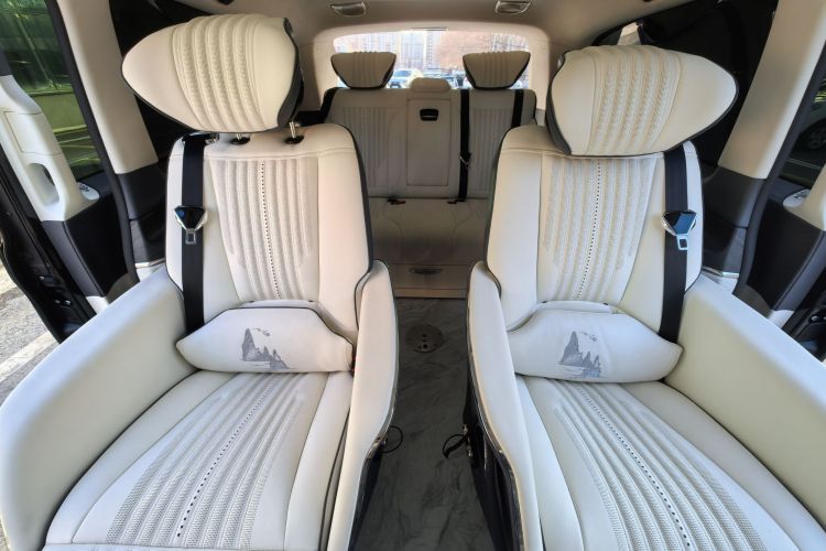 奔驰V级 2024款 V 300 L 长轴距尊贵版中控内饰7006