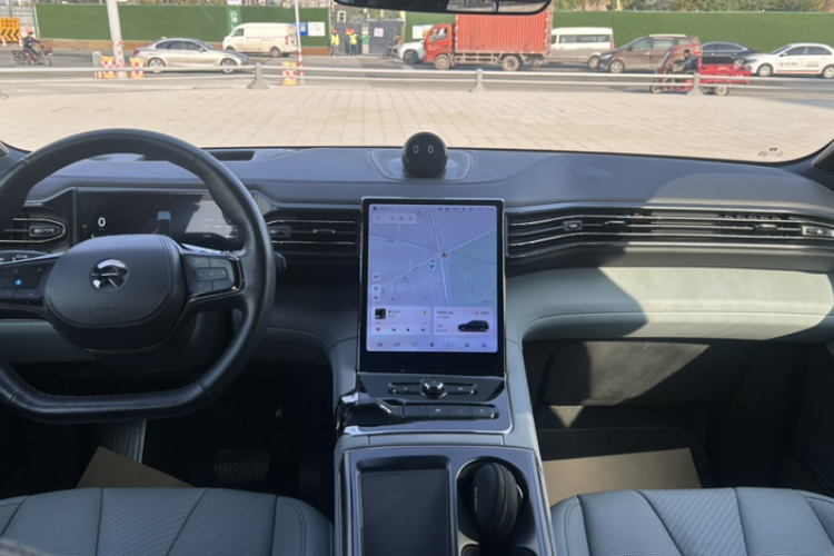 蔚来ES8 2020款 415KM 签名版 六座版中控内饰7012