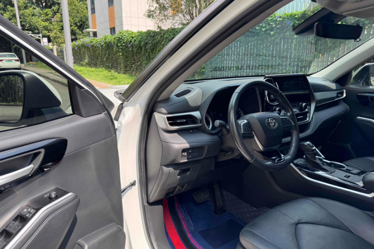 丰田 汉兰达 2022款 双擎 2.5L 四驱尊贵版 7座中控内饰7002