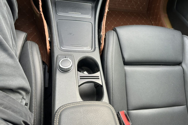 奔驰CLA 2016款 改款 CLA 200 动感型中控内饰7004