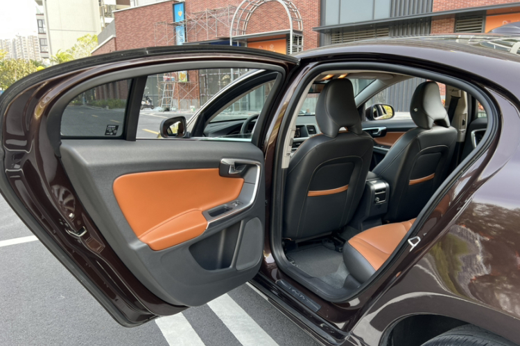 沃尔沃S60 2018款 S60L T3 智进版中控内饰7004