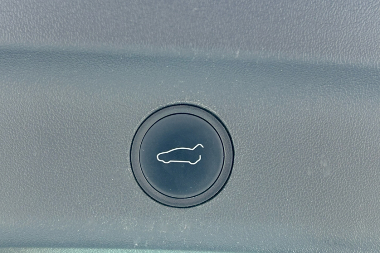 特斯拉 Model Y 2022款 后轮驱动版中控内饰7011