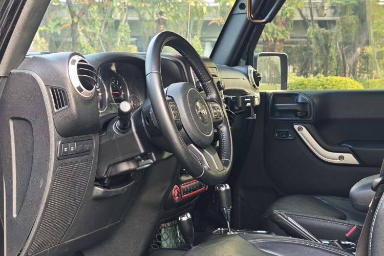 Jeep 牧马人 2015款 3.6L Rubicon 四门舒享版中控内饰7005