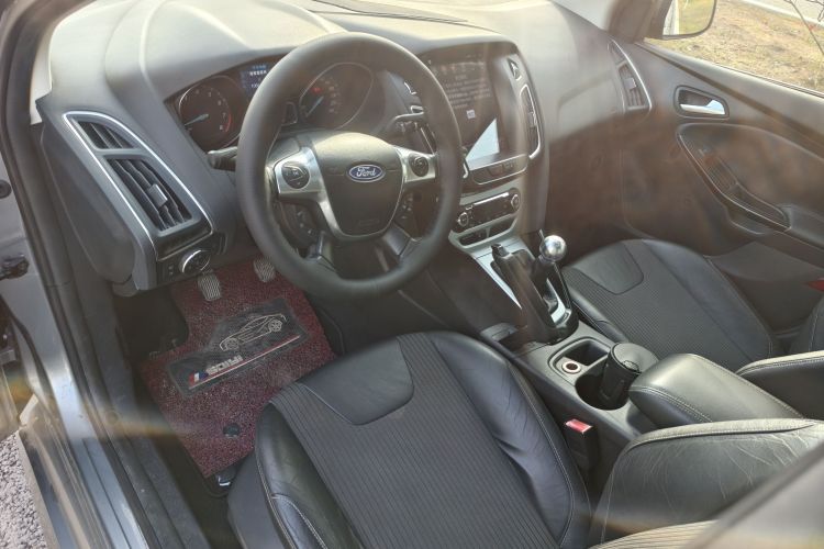 福特 福克斯 2012款 两厢 2.0L 手动豪华运动型车身外观6005