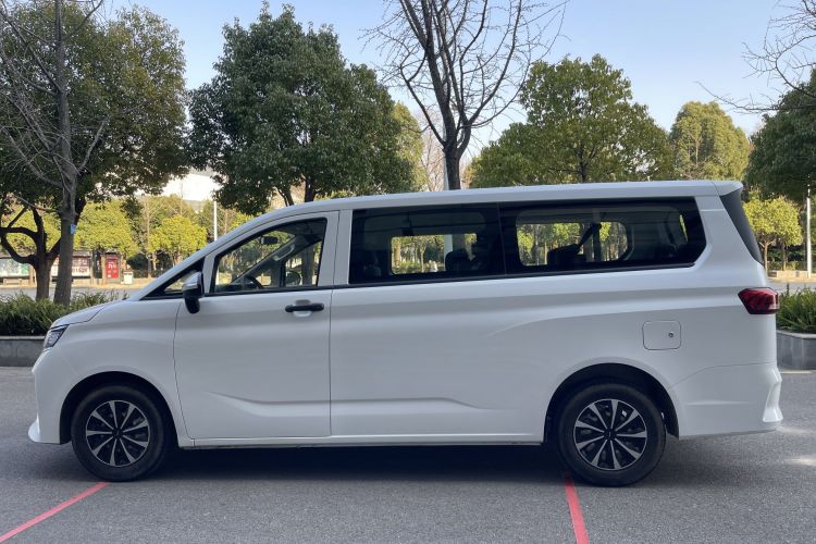 BAW北汽制造 锐胜王牌M7 2023款 2.0L 长轴创富型 9座车身外观6006