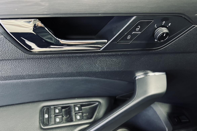 大众 帕萨特 2017款 330TSI DSG尊荣版中控内饰7006