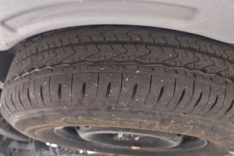 福特 全顺 2023款 2.0T柴油手动多功能商用车中轴低顶5/6座局部细节9001