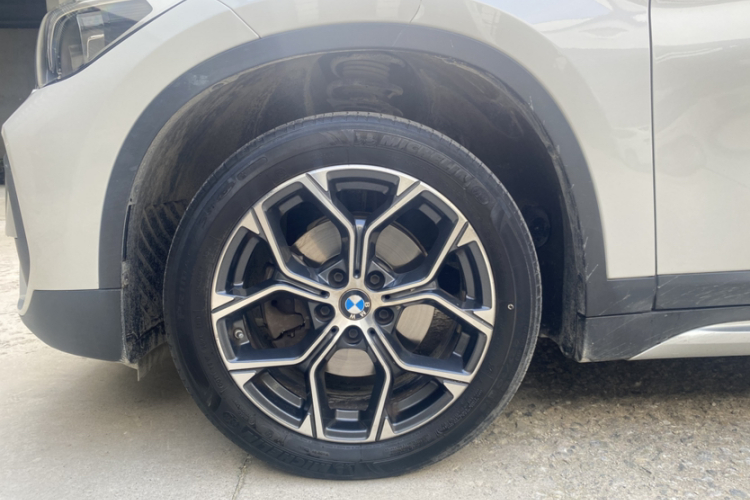 宝马X1 2020款 sDrive20Li 尊享型车身外观6009