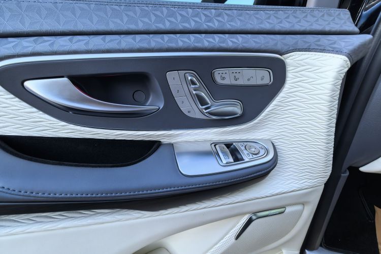 奔驰V级 2024款 V 300 L 长轴距尊贵版中控内饰7009