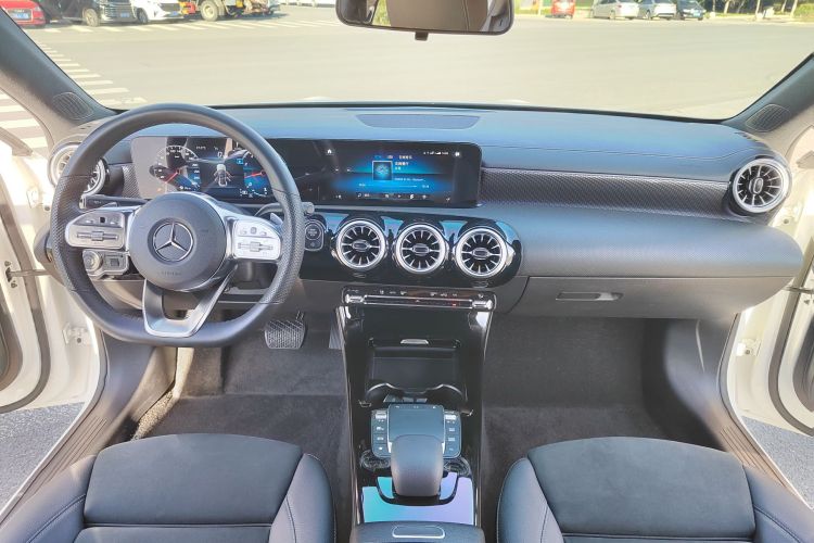 奔驰A级 2022款 A 200 L 运动轿车时尚型中控内饰7001