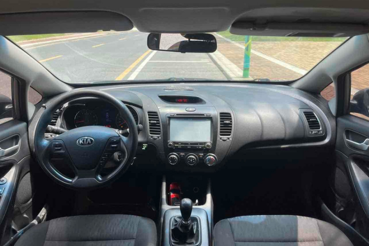 起亚K3 2015款 1.6L 手动GL中控内饰7003