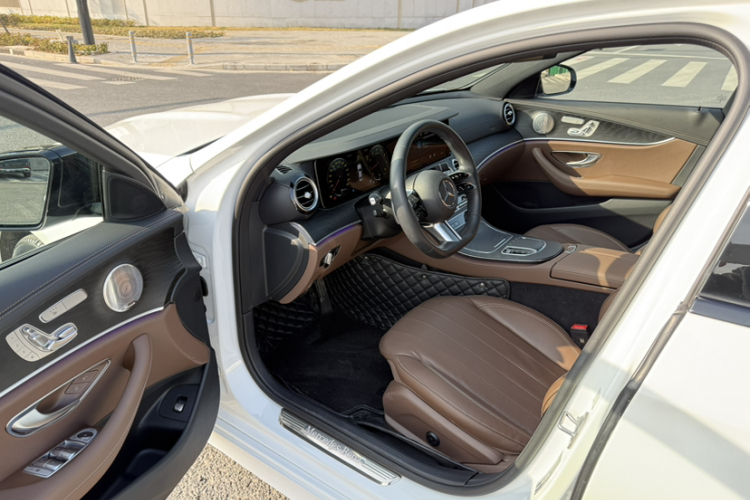 奔驰E级(进口) 2023款 E 300 时尚型运动版局部细节19