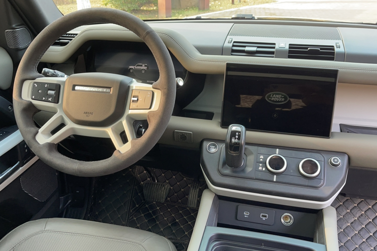 路虎卫士 2024款 90 2.0T P300 S中控内饰7002