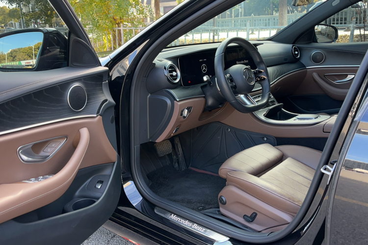 奔驰E级(进口) 2022款 E 260 时尚型运动版中控内饰7002