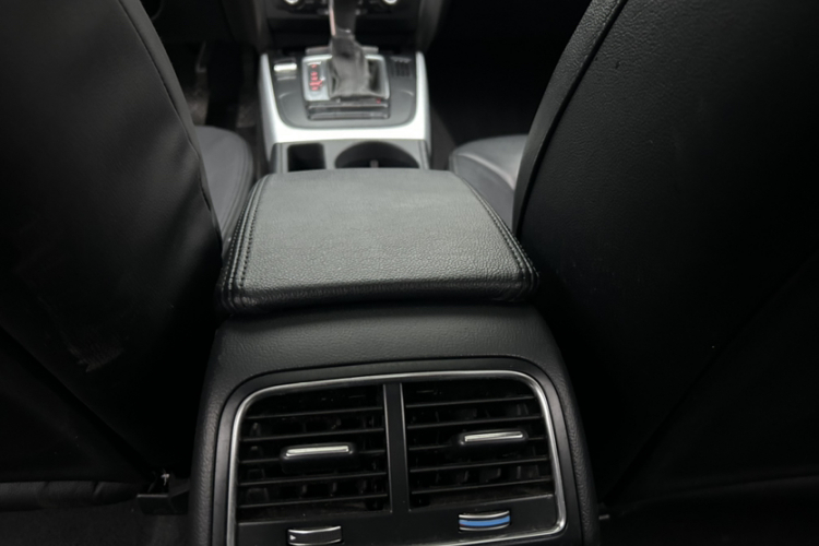 奥迪A4L 2015款 35 TFSI 自动标准型中控内饰7008