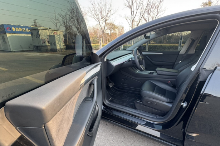 特斯拉 Model Y 2023款 长续航全轮驱动版中控内饰7002