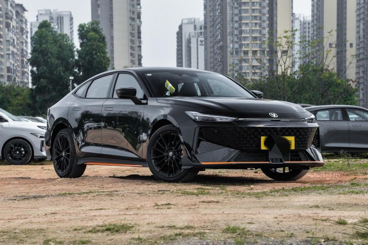 长安UNI-V 2024款 1.5T 尊贵运动型车身外观6003