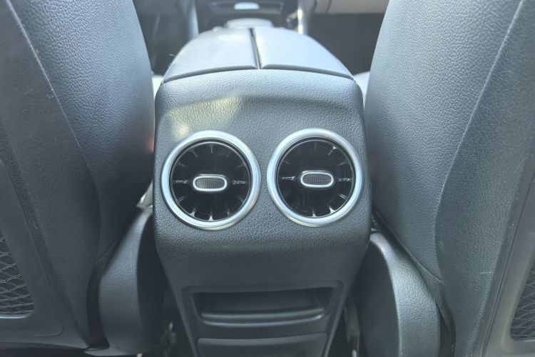 奔驰GLA 2023款 GLA 220中控内饰7009