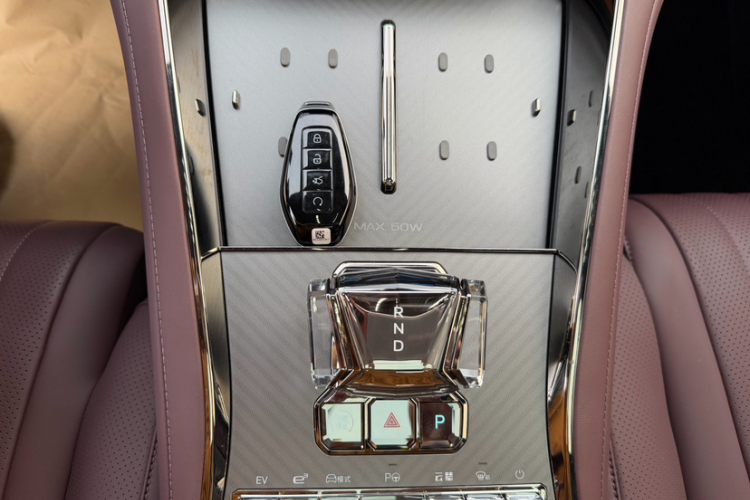 腾势Z9GT 2024款 1100四驱Max版中控内饰7003