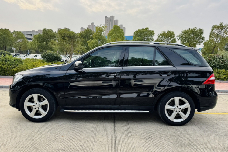 奔驰M级 2014款 ML 400 4MATIC动感型车身外观6009