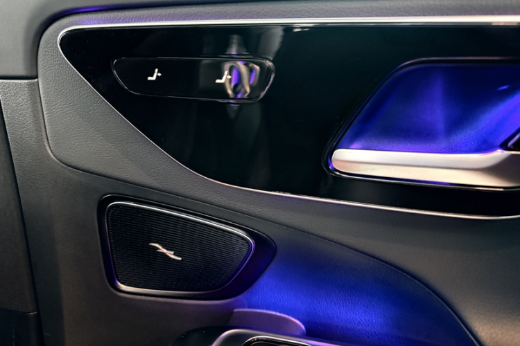 奔驰C级 2022款 改款 C 260 L 运动版中控内饰7012