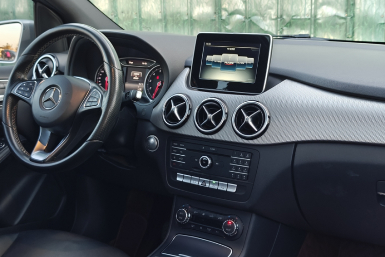 奔驰B级 2015款 B 200 时尚型局部细节16