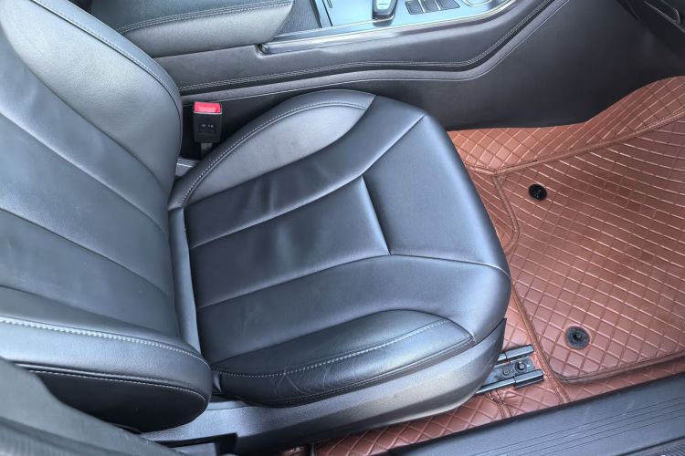 红旗H5 2020款 1.8T 自动智联旗韵版中控内饰7004